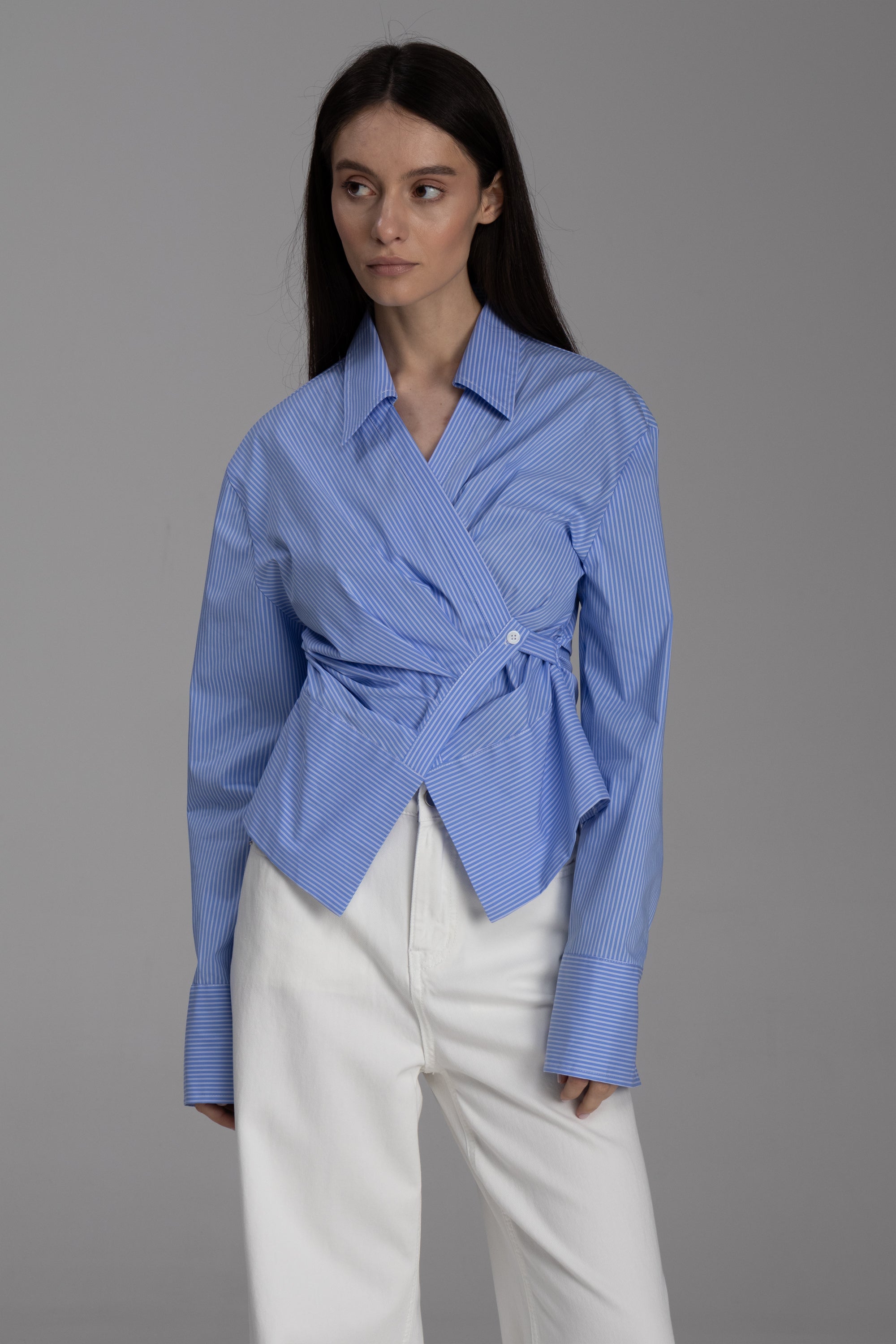 Alb cu dungi albastre